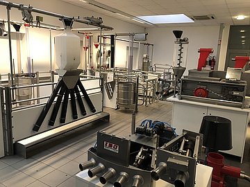 Ausstellungsraum mit Fütterungstechnik